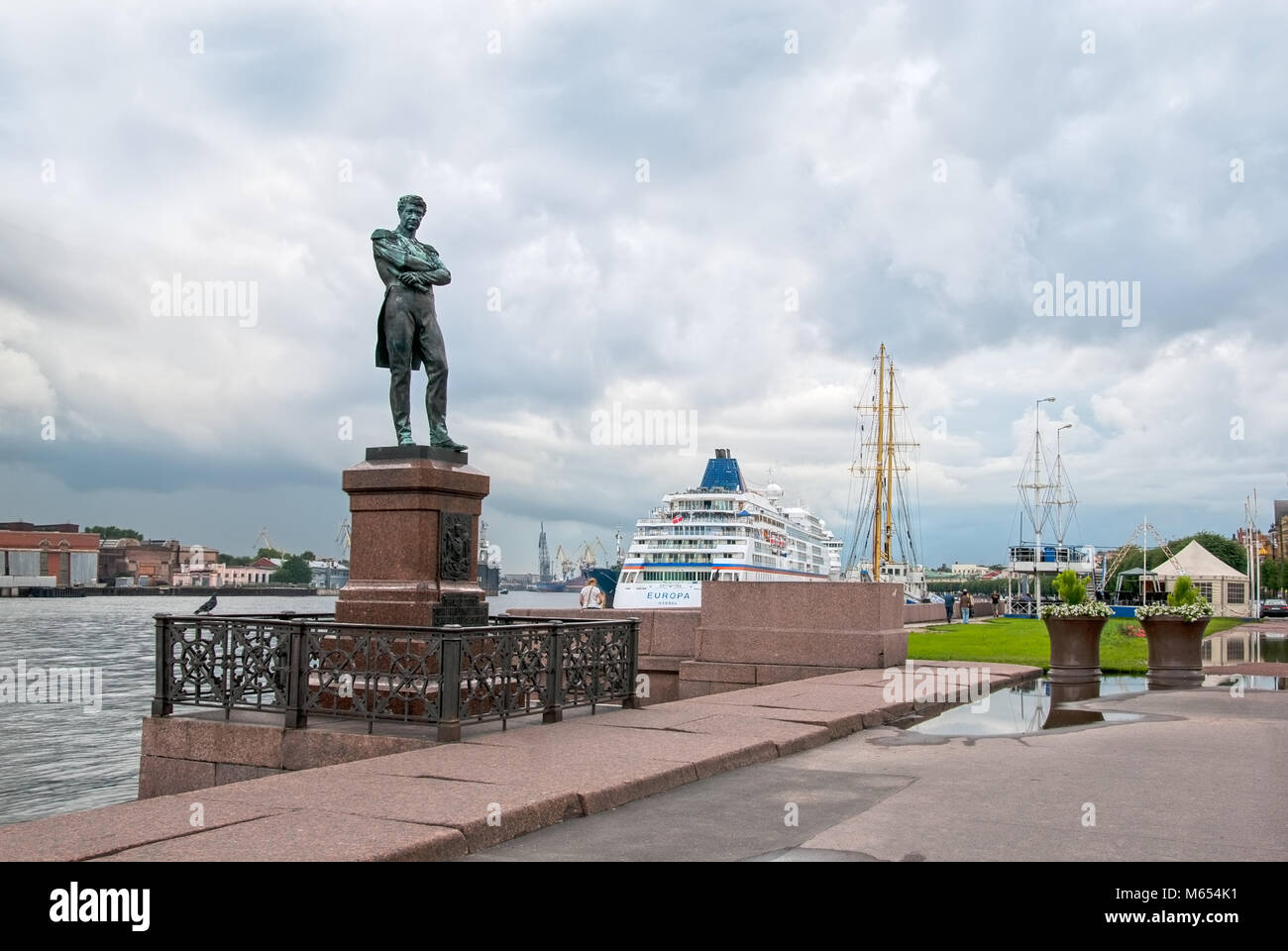 Isola Vasilyevsky. Ivan Krusenstern (Russo ammiraglio e explorer) Scultura su tenente Schmidt terrapieno vicino al fiume Neva Foto Stock