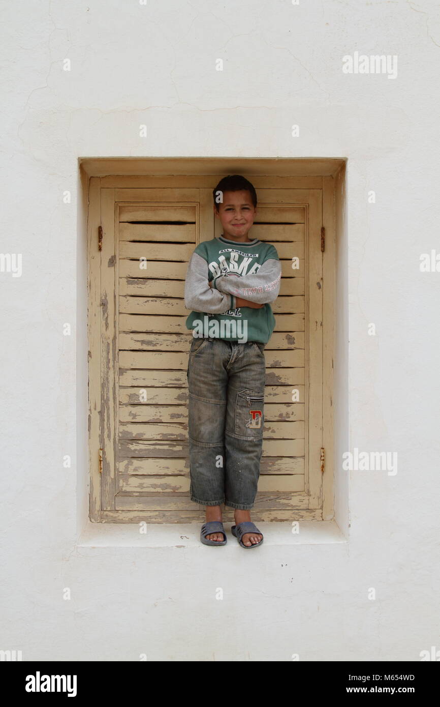Bambino marocchino in una finestra Foto Stock