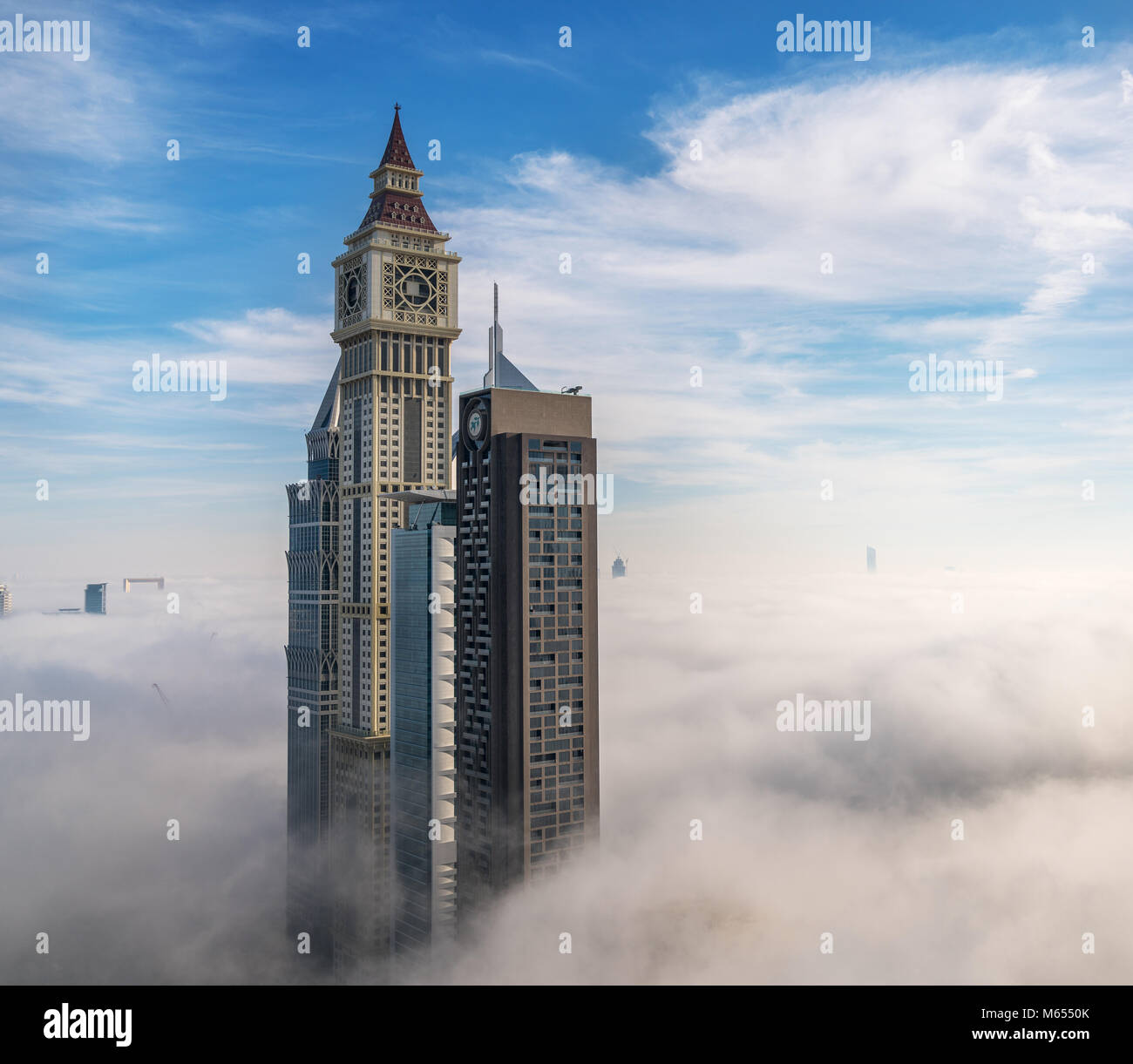 26 Dicembre 2017 - Dubai, UAE. Grattacieli che appare da fitta nebbia di mattina presto. Foto Stock