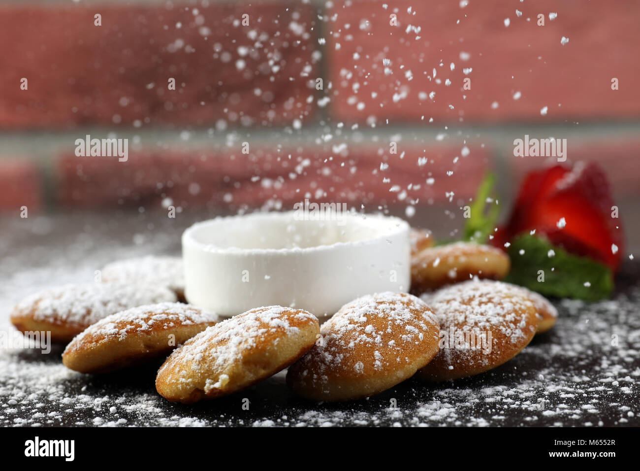 Mini pancake con fragola e sciroppo Foto Stock