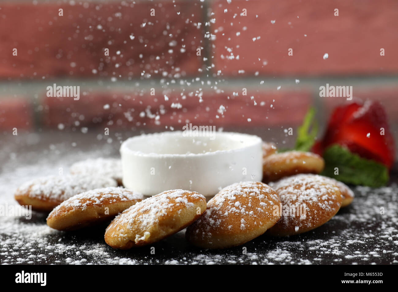 Mini pancake con fragola e sciroppo Foto Stock