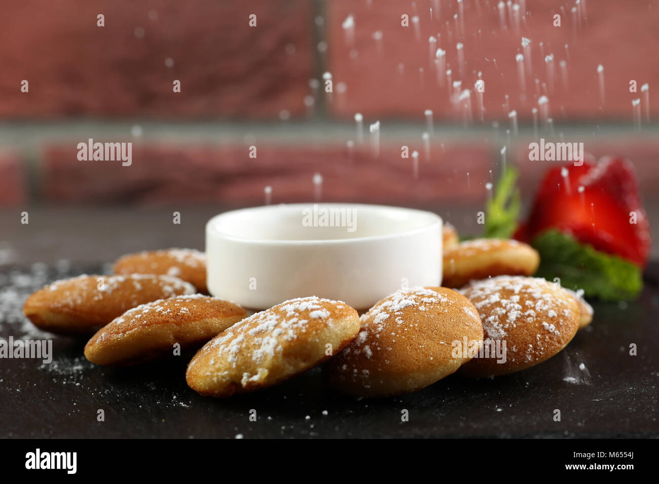 Mini pancake con fragola e sciroppo Foto Stock