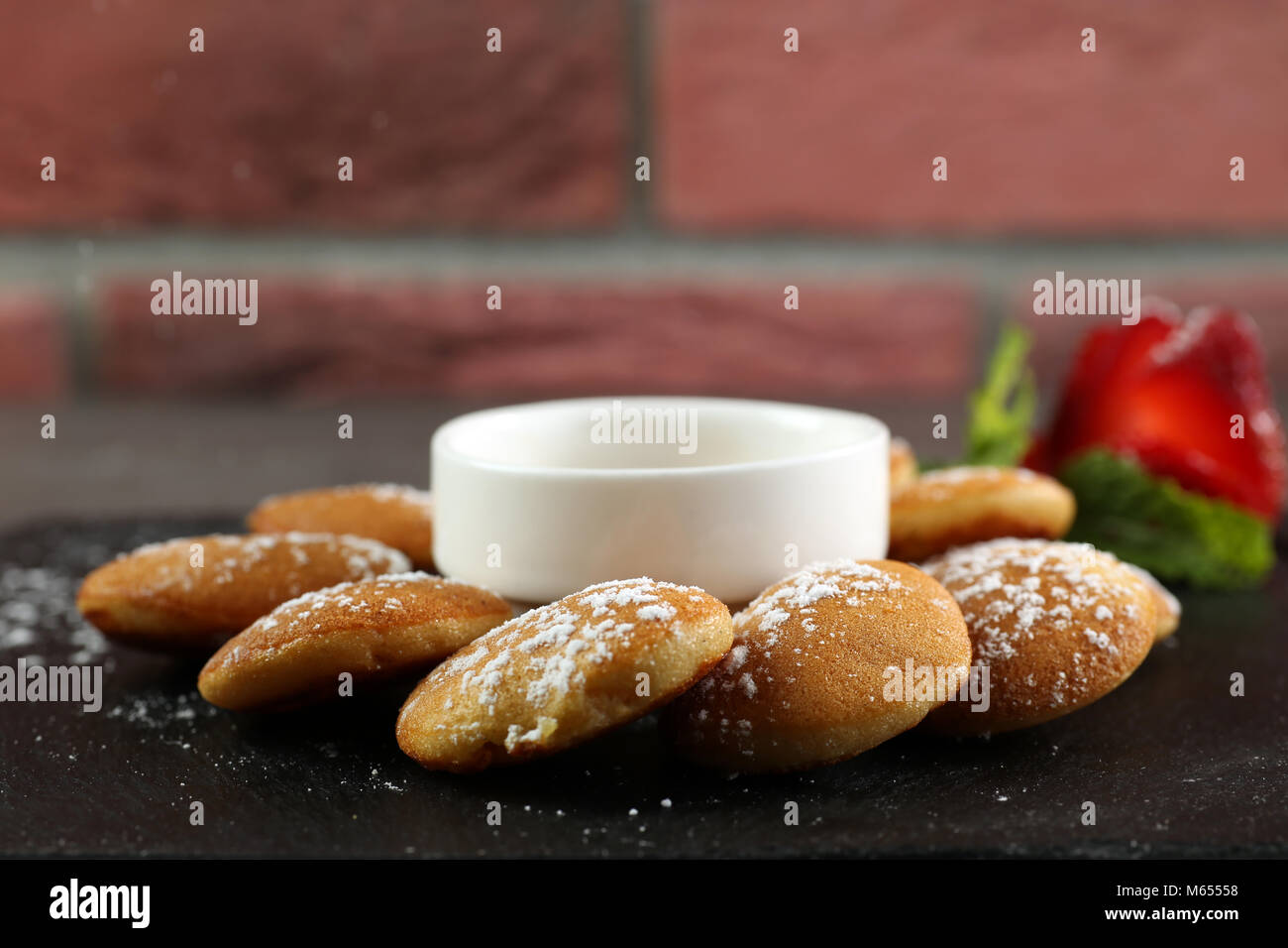 Mini pancake con fragola e sciroppo Foto Stock