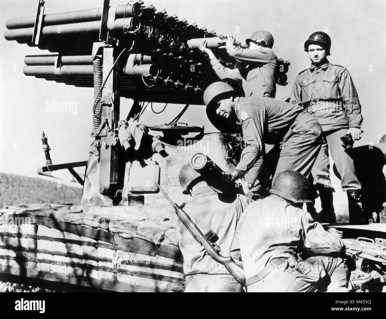 Negli anni quaranta uomini soldati CARICAMENTO T-34 LANCIARAZZI MONTATO SU SHERMAN M-4 SERBATOIO GUERRA MONDIALE 2 SECONDA GUERRA MONDIALE - un2741 HAR001 HARS sostenere truppe uniformi piccolo gruppo di persone di munizioni ARMA DI DIFESA ARMI DA FUOCO maschi montato armi artiglieria di armamento B&W in bianco e nero di etnia caucasica LAUNCHER M-4 in vecchio stile persone T-34 Foto Stock