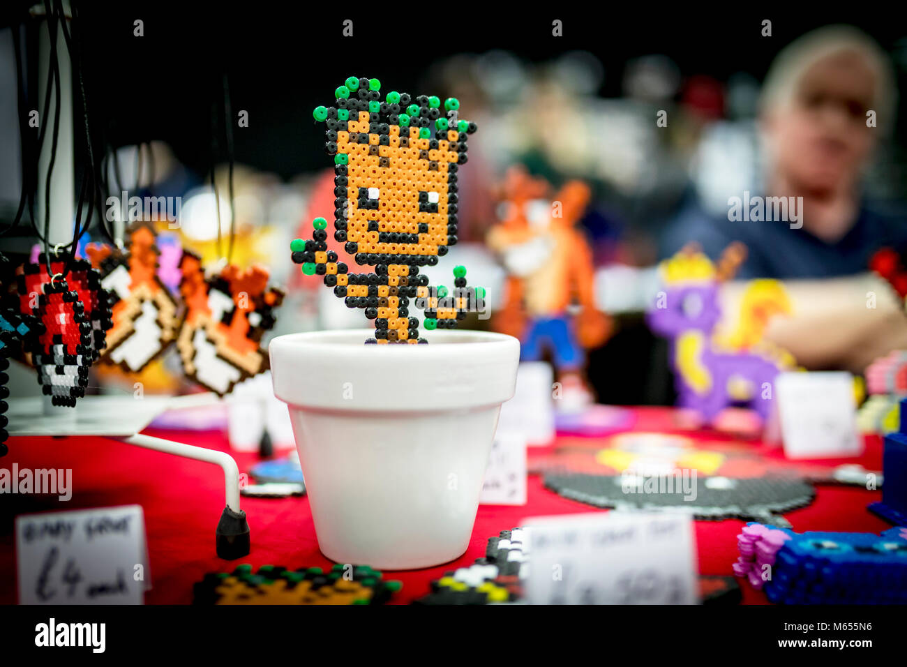 Doncaster Comic Con xi Feruary 2018 a Doncaster Dome. Bizzarre Baby Groot personaggio fatto da perle di Hama in crescita in un impianto pot in vendita a comi Foto Stock