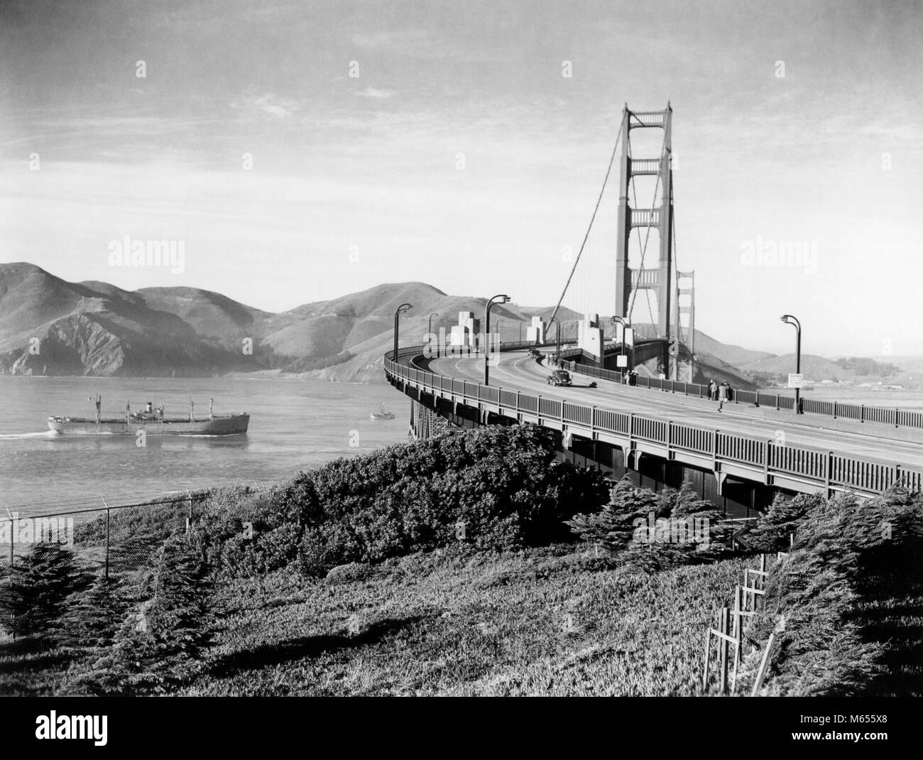 1940s Golden Gate Bridge di San Francisco con rilevamento laterale a Marin County in California USA - b14496 PUN001 HARS COSTIERE PONTI Golden Gate in vecchio stile sospensione Foto Stock