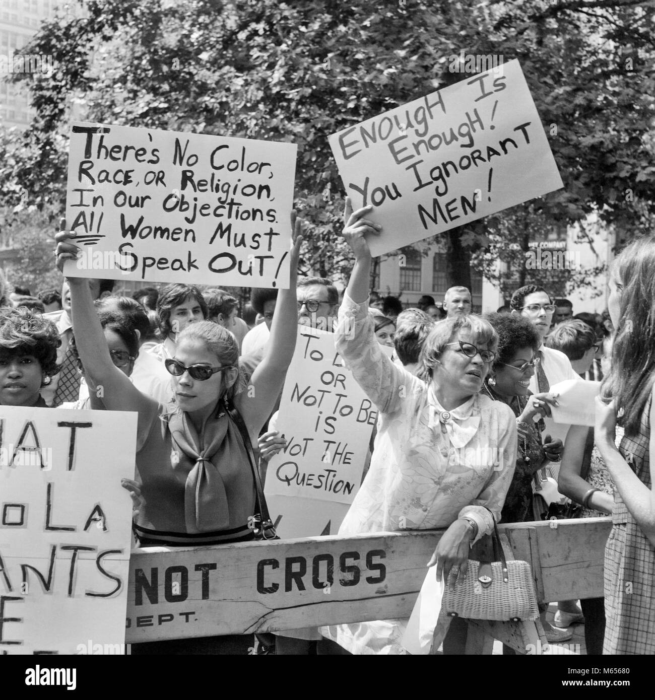 Anni Settanta un gruppo di donne che dimostri con liberazione delle donne slogan cartelloni IN NEW YORK STATI UNITI D'AMERICA - c11534 HAR001 HARS a mezza lunghezza LADIES ISPIRAZIONE NEGLI STATI UNITI D'AMERICA CARING RISCHIO fiducia nostalgia di mezza età tristezza STARE INSIEME 25-30 anni 30-35 anni 35-40 anni la libertà politica di portata storica donna di mezza età scoperta la forza della strategia scelta coraggio emozione conoscenza forte progresso verso opportunità di sostenere la crescita di NYC politica pacifica cooperazione COLLEGAMENTO NEW YORK CITTÀ IDEE GRANDE GRUPPO DI PERSONE NEW YORK CITY PROTESTANDO LIBERAZIONE OPPOSIZIONE PRIMO EMENDAMENTO MID-adulto Foto Stock