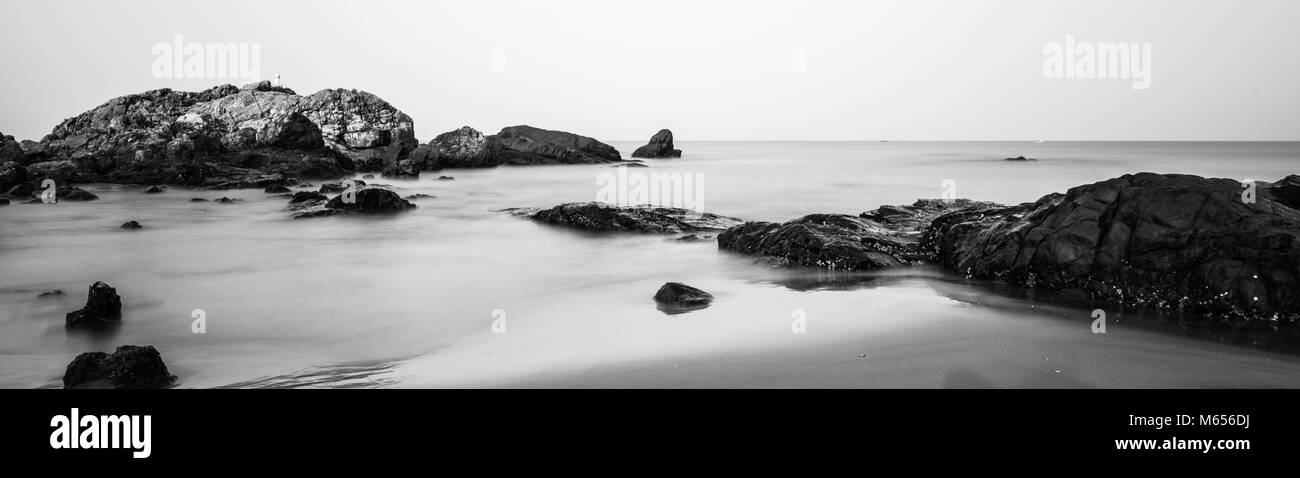 Rocce di Vagator beach, Goa nella lunga esposizione Foto Stock