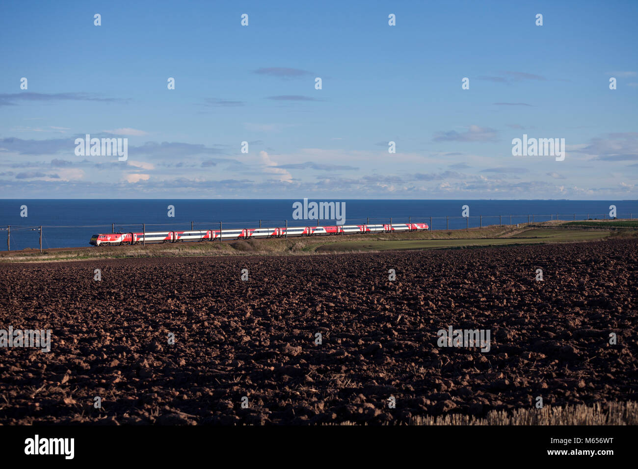 Un Virgin Trains east coast Intercity 225 treno presso il Marshall Meadows, (nord di Berwick upon Tweed con il 1300 Edinburgh - Kings Cross Foto Stock