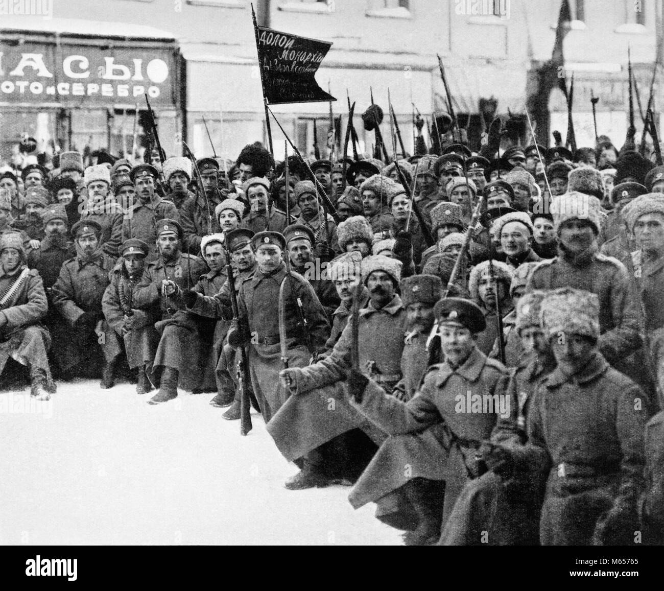 1900s 1917 SIBERIAN fucili e truppe cosacchi con segni giù con la monarchia SUL MODO DI DUMA DI PETROGRAD ST. Pietroburgo RUSSIA - h9555 CPC001 MONARCHIA HARS russo 1917 ANTI-bolscevico B&W IN BIANCO E NERO COSACCHI DUMA guardando la fotocamera in vecchio stile persone PIETROBURGO PIETROGRADO SIBERIANO-slava parlando Esercito Bianco Foto Stock