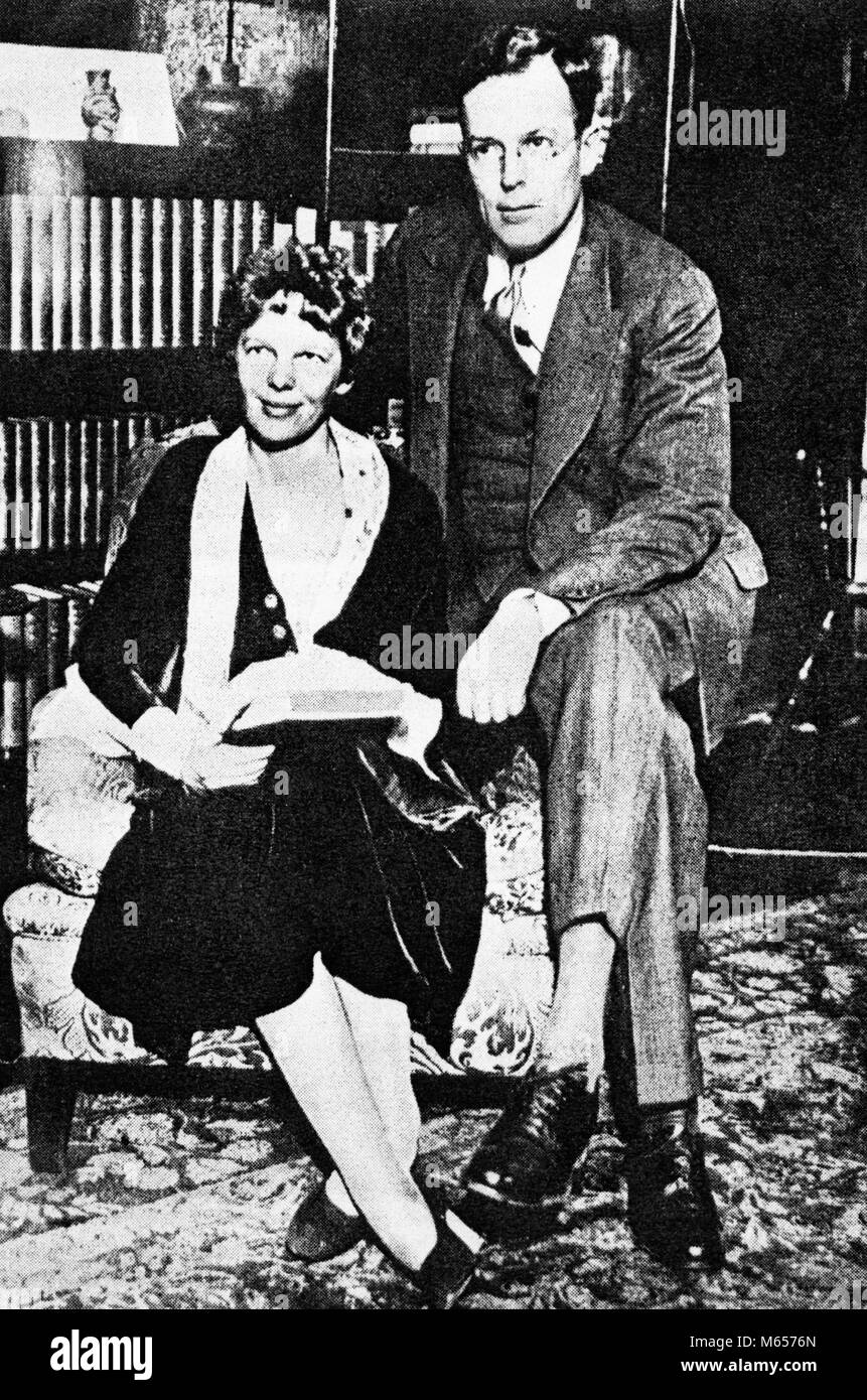 1930 metà tono di Amelia Earhart con suo marito G.P. PUTNAM - h9664 CPC001 HARS 40-45 anni mogli famoso aviatore aviazione aviatrice sincera solenne focalizzato maschi intensi MID-adulto metà uomo adulto a metà donna adulta AMELIA B&W IN BIANCO E NERO attenta etnia caucasica EARHART SERIO G.P. Intenti in vecchio stile persone editore la pubblicazione di PUTNAM Foto Stock