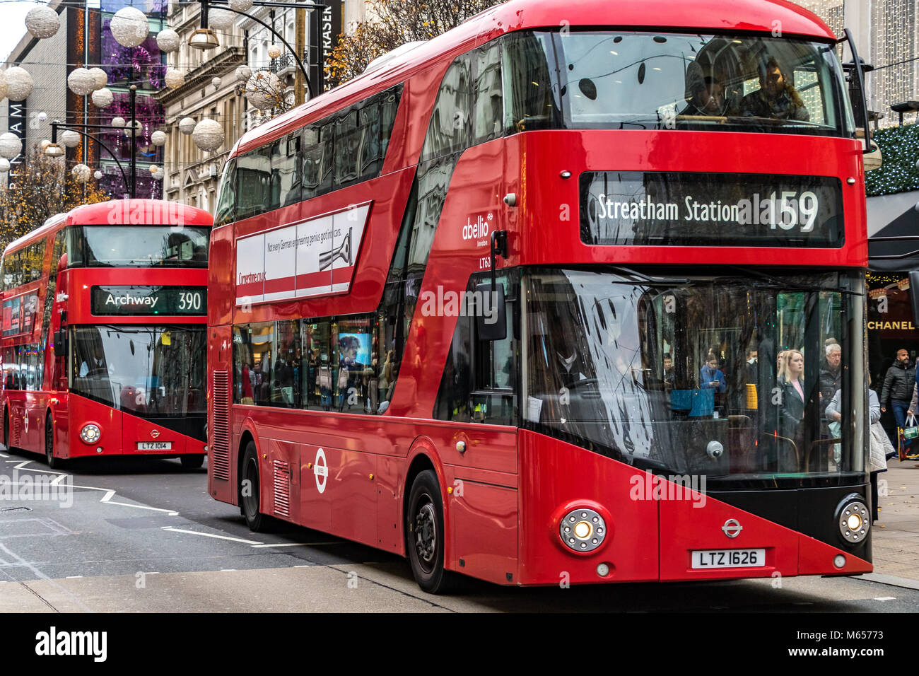 Due autobus londinesi che viaggiano lungo Oxford St, Londra, Regno Unito Foto Stock