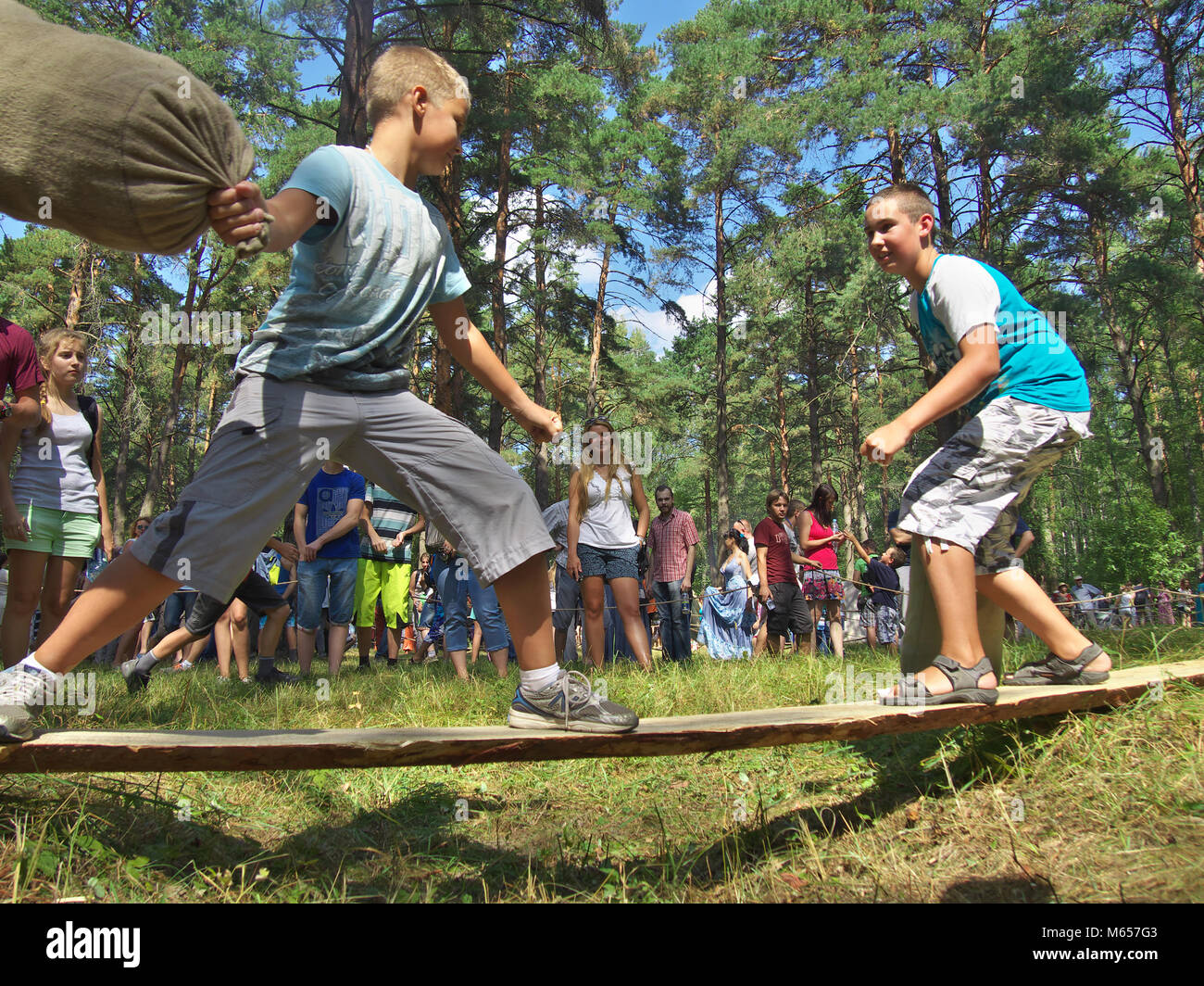 Gnezdovo, Russia - Agosto 09, 2014: due ragazzi sono coinvolti in russo il passatempo nazionale - la lotta dei sacchi in pensione presso la storica festa in Gn Foto Stock