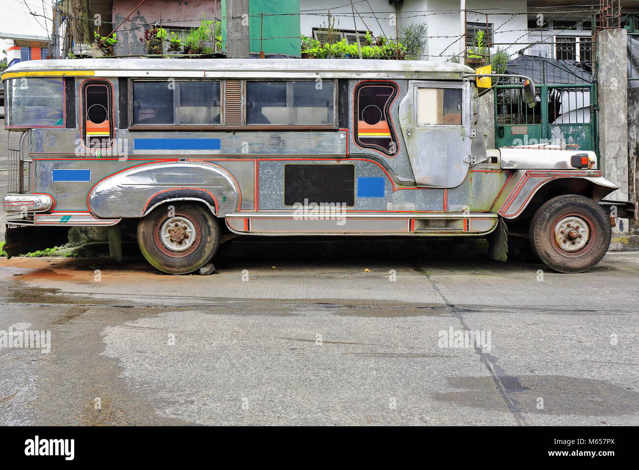 Filippino-grigio argenteo-dyipni jeepney. I mezzi di trasporto pubblico nella città di Baguio-originariamente costituito da vetture US.military lasciati da WW.II localmente alterata-ora f Foto Stock