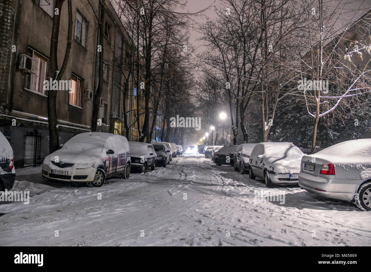 ZEMUN, Belgrado, Serbia, febbraio 2018 - coperta di neve street in una zona residenziale di notte Foto Stock