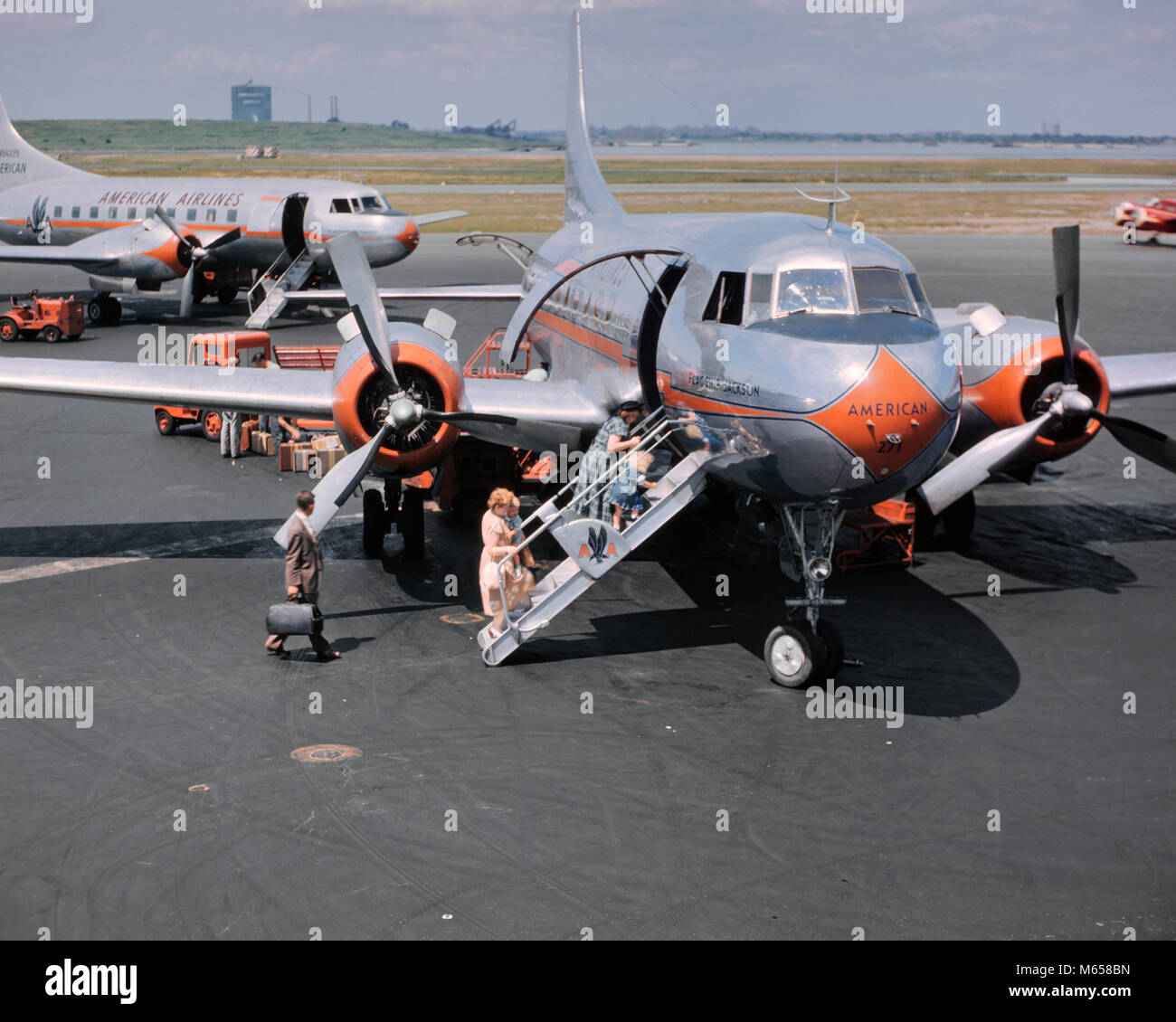 Anni Cinquanta due AMERICAN AIRLINE aeroplani a elica su asfalto con passeggeri a bordo di arrampicata LAGUARDIA AIRPORT NEW YORK STATI UNITI D'AMERICA - ka9170 CPC001 HARS NOSTALGIA 1-2 anni 3-4 anni elica elevato angolo avventura Divertimento GOTHAM TARMAC NYC NEW YORK CITTÀ GRUPPO DI PERSONE NEW YORK CITY BOROUGH dell aviazione commerciale i ragazzi maschi MID-adulto metà uomo adulto a metà donna adulta a bordo di velivoli AMERICAN AIRLINES LAGUARDIA MUNICIPAL in vecchio stile persone Foto Stock