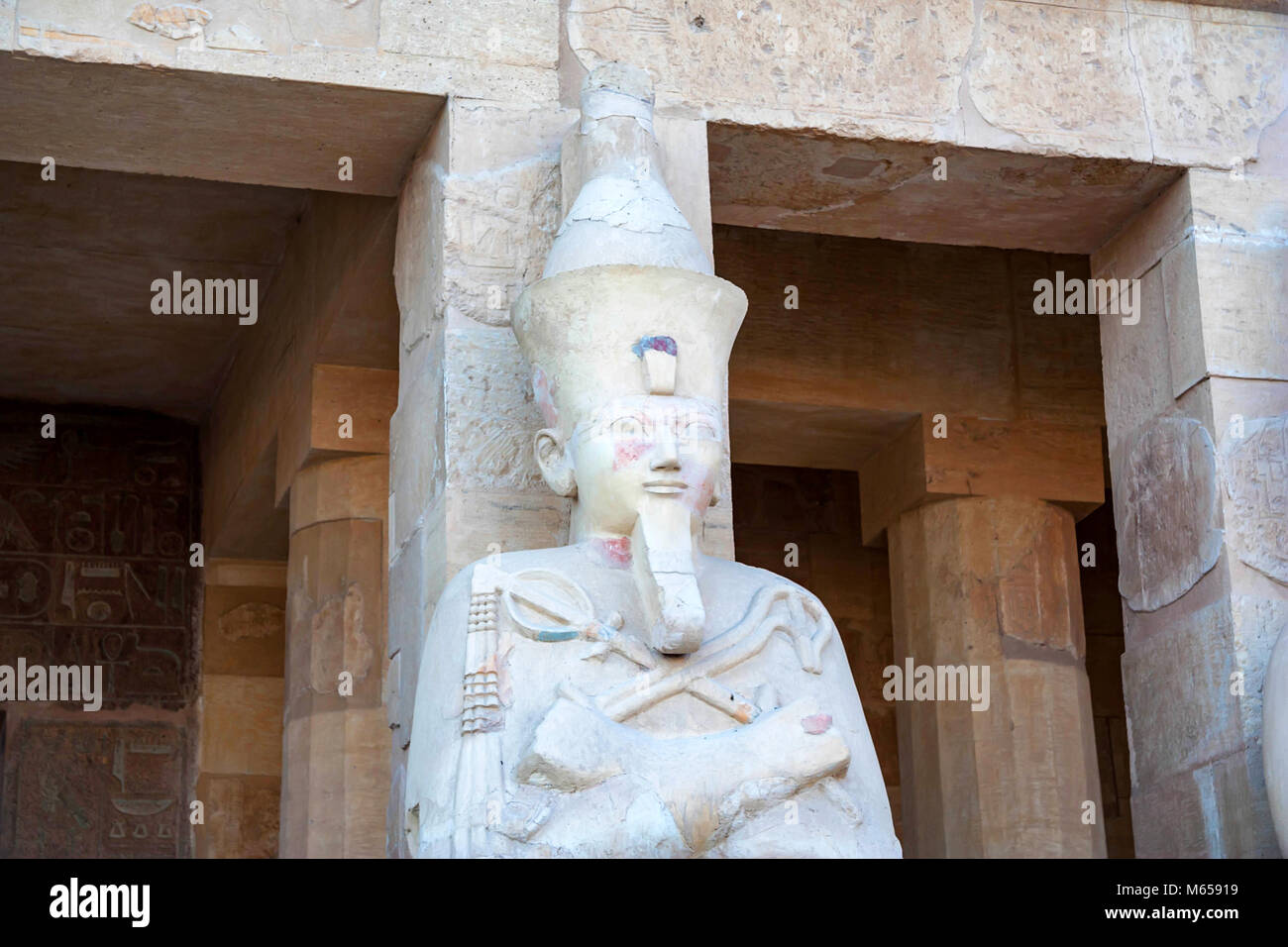 Statua femminile di Faraone Hatshepsut nel suo tempio Foto Stock