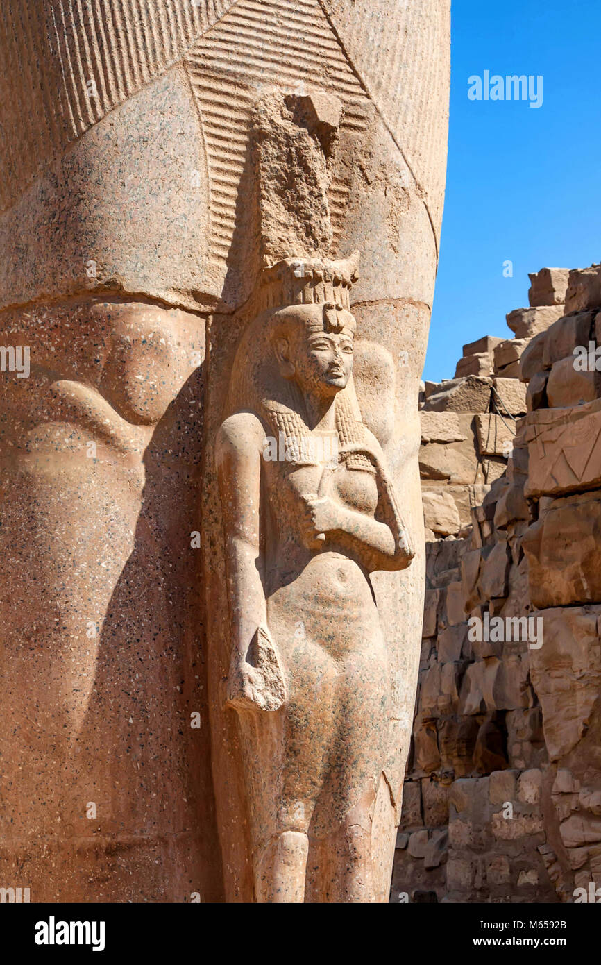 Statua di Ramses II con la moglie Nefertari a Luxor Foto Stock