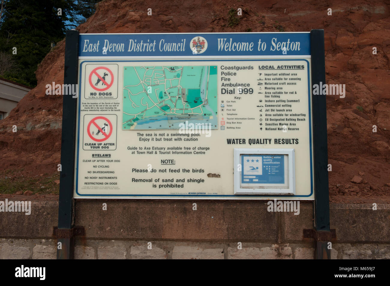 East Devon consiglio del distretto segno lungo la promenade in Seaton Foto Stock