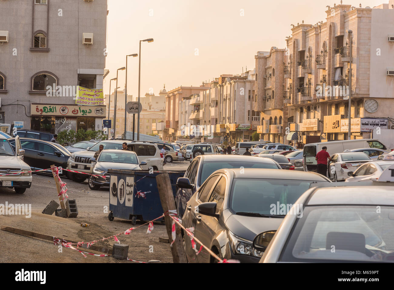Tipico quartiere di Jeddah, Arabia Saudita. Foto scattata nel tardo pomeriggio quando il sole è basso nel cielo. Foto Stock