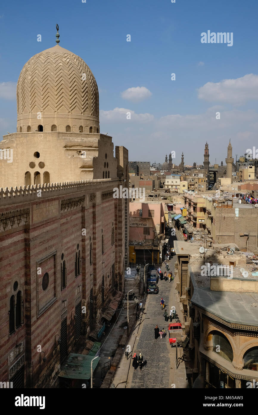 Guardando verso il basso su una strada del Cairo in Egitto Foto Stock