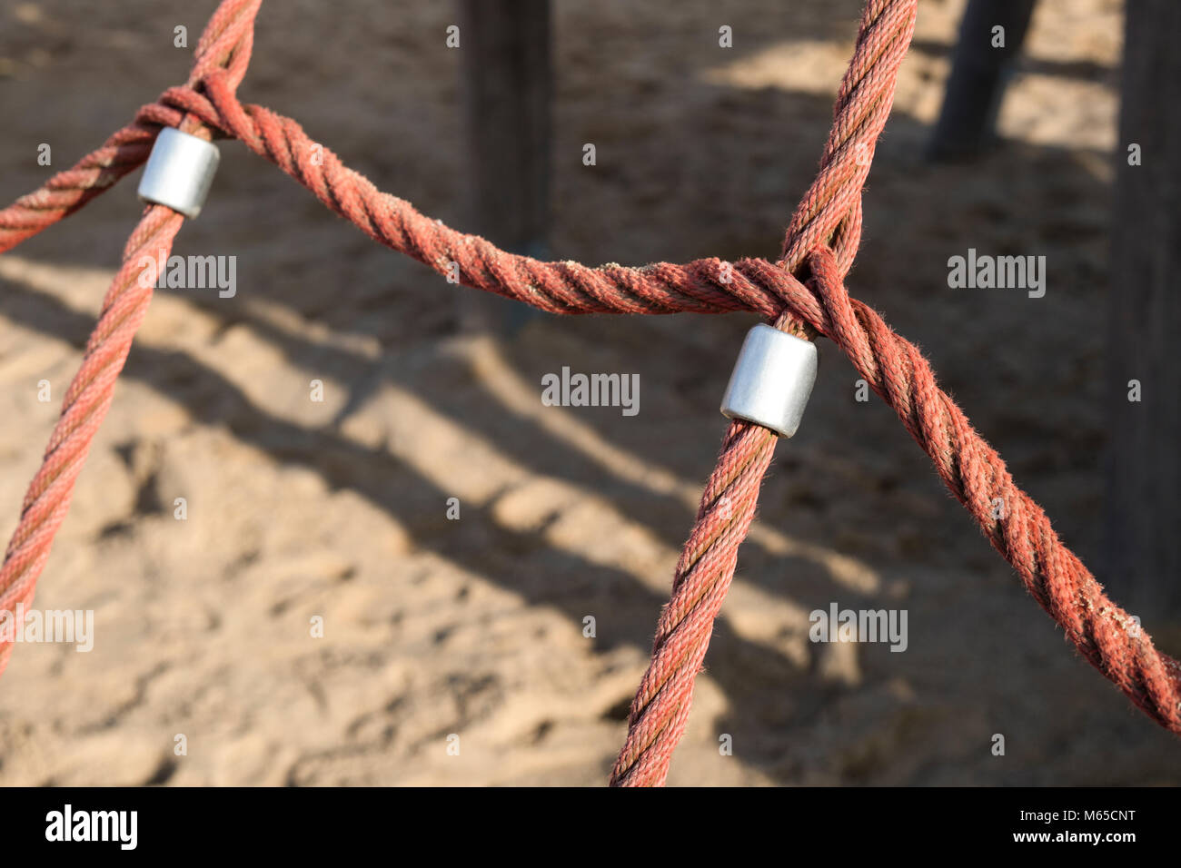 Dettaglio del parco giochi una struttura a corda in una giornata di sole Foto Stock