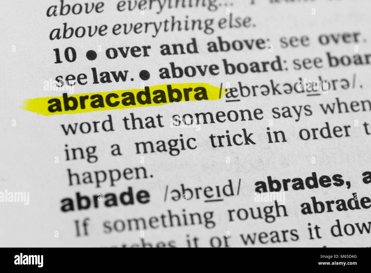 Sottolineato parola inglese "abracadabra" e la sua definizione nel dizionario. Foto Stock
