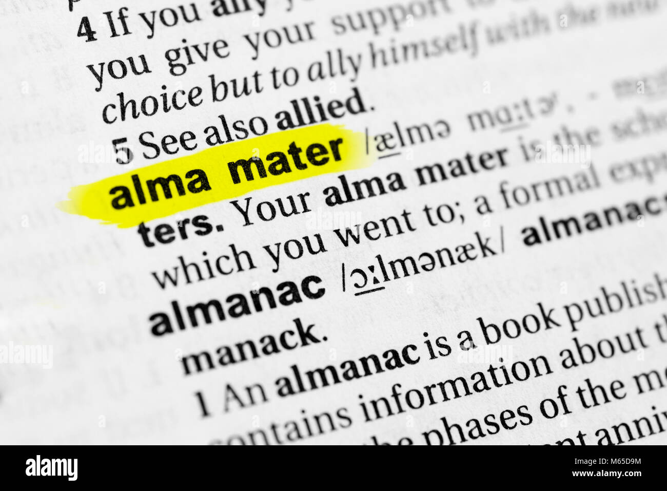 Evidenziate la parola inglese "alma mater" e la sua definizione nel dizionario. Foto Stock