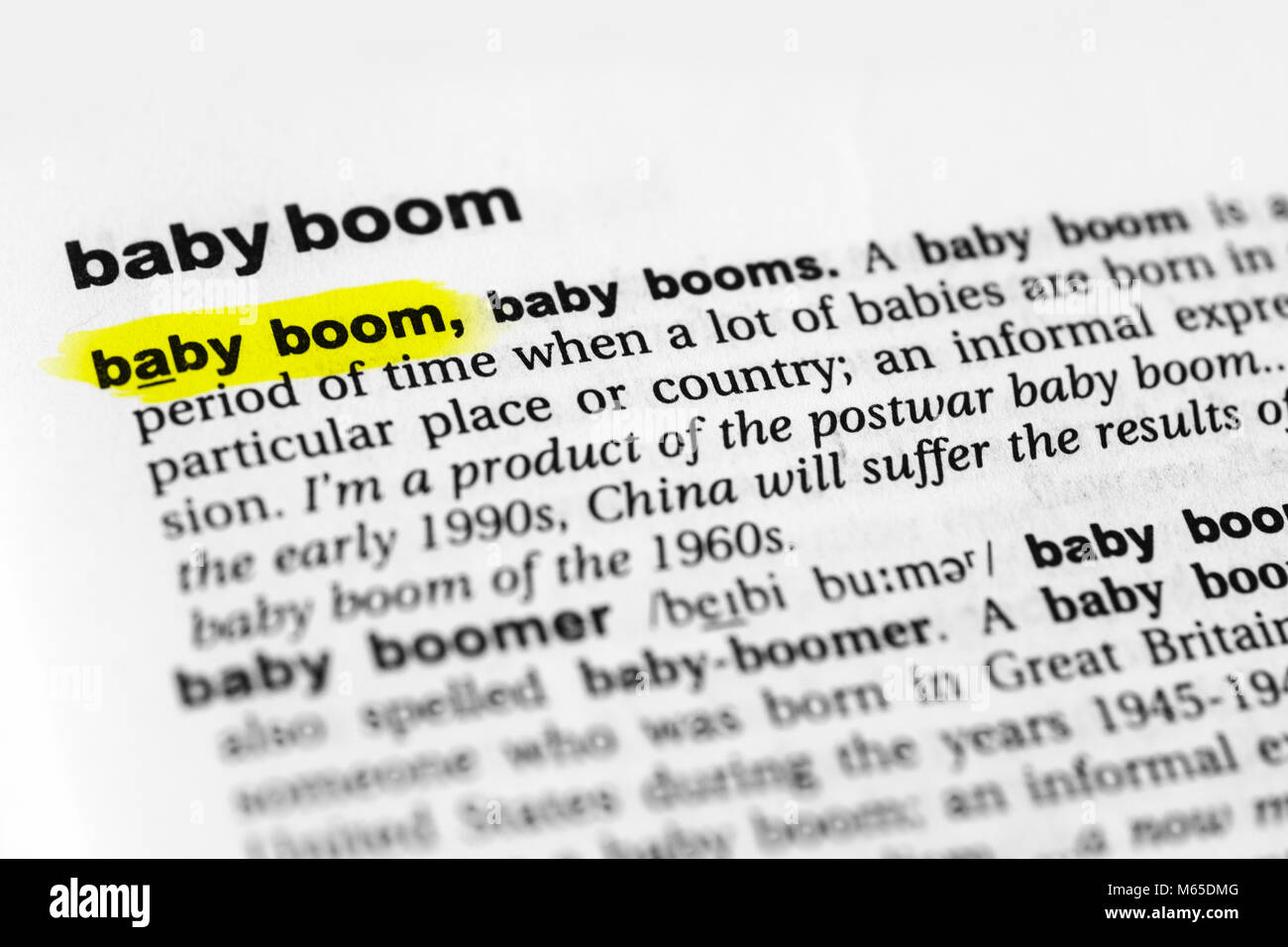 Evidenziate la parola inglese "baby boom" e la sua definizione nel dizionario. Foto Stock