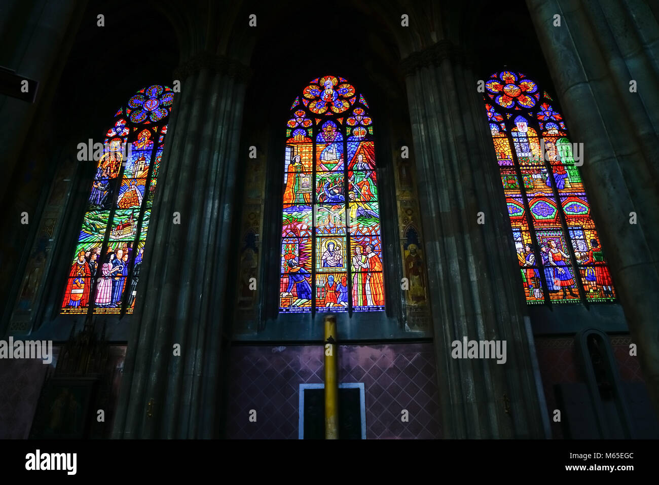 Tre pannelli retro-illuminato pittorica le finestre di vetro macchiate dall'interno chiesa a Vienna. Foto Stock