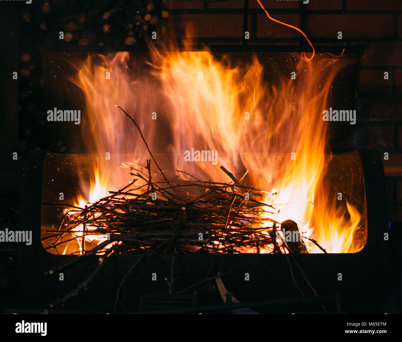 La combustione di legna da ardere e rami per il carbone, una lunga esposizione foto di fuoco Foto Stock