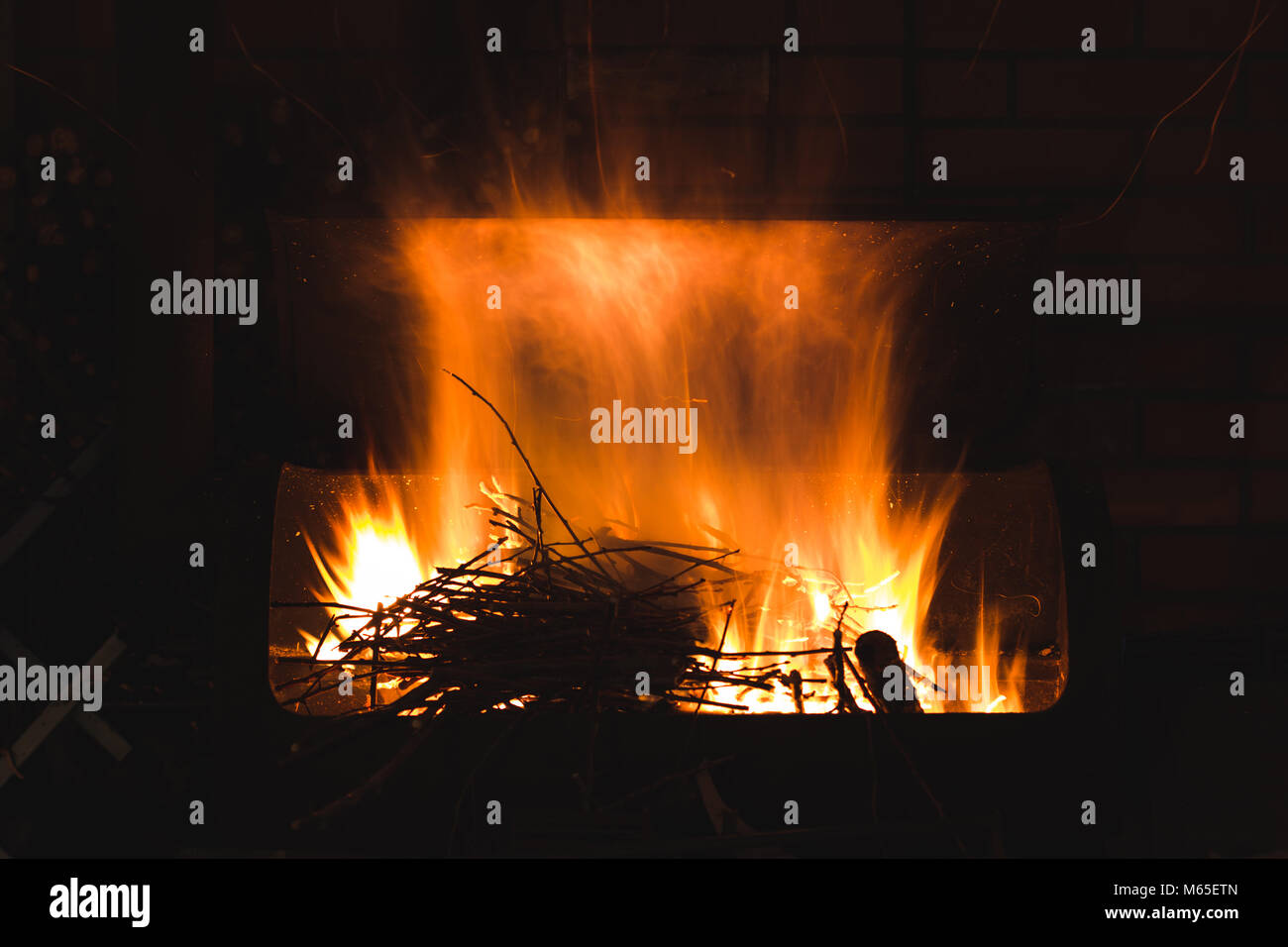 La combustione di legna da ardere e rami per il carbone, una lunga esposizione foto di fuoco Foto Stock