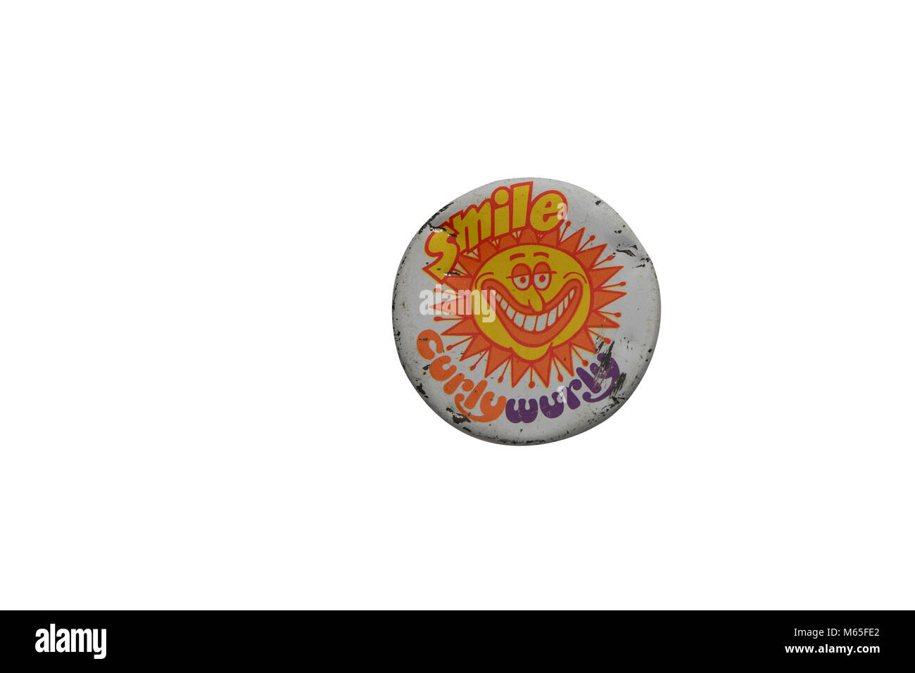 Un degli anni settanta era badge di stagno Curly Wurly collezionabile su uno sfondo bianco. Foto Stock Un degli anni settanta era badge di stagno Curly Wurly collezionabile su uno sfondo bianco. Foto Stock