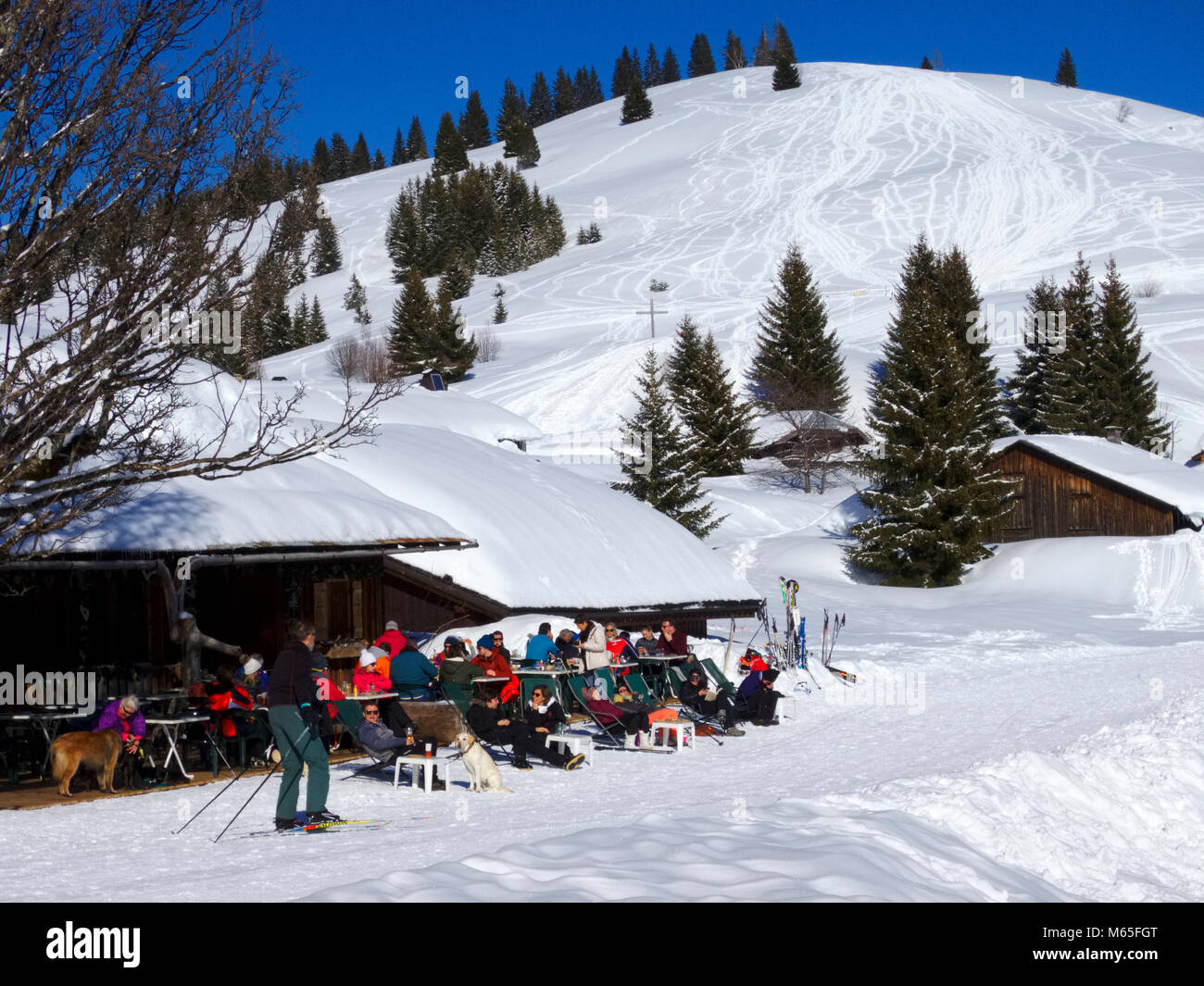 Vista generale di Les Chevrelles ristorante presso il Mont Caly ski de fond area nel Les Gets ski resort in Portes de Soleil in Haute Savoie reg Foto Stock