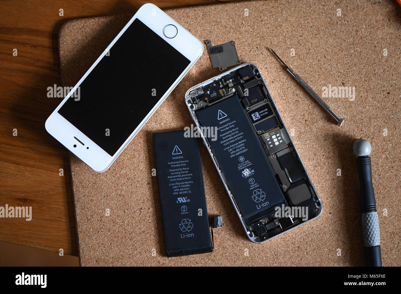 Home DIY la sostituzione di un iPhone 5s batteria che mostra telefono  aperto con la nuova e la vecchia batteria e gli elementi interni del  telefono Foto stock - Alamy