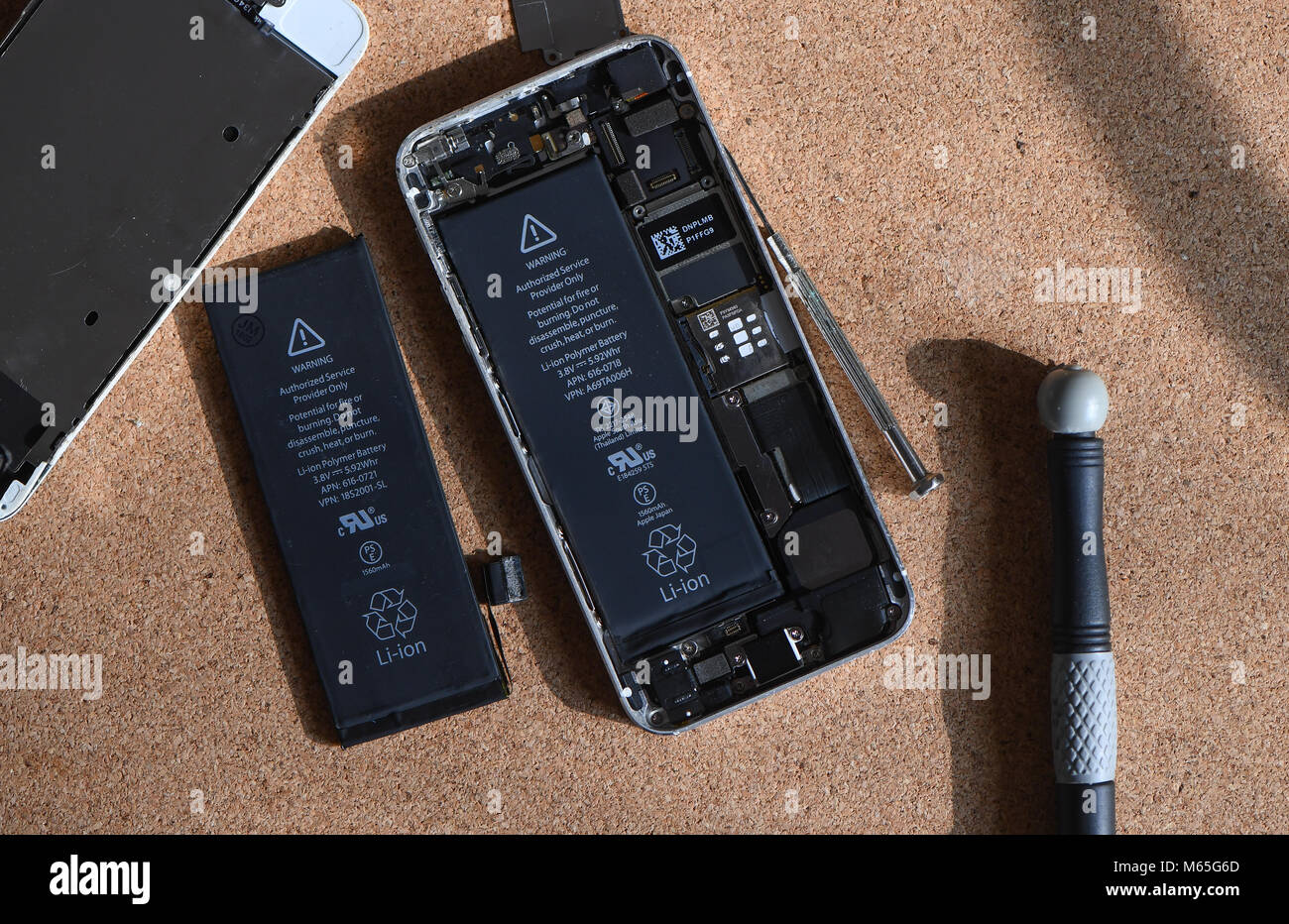 Home DIY la sostituzione di un iPhone 5s batteria che mostra telefono  aperto con la nuova e la vecchia batteria e gli elementi interni del  telefono Foto stock - Alamy