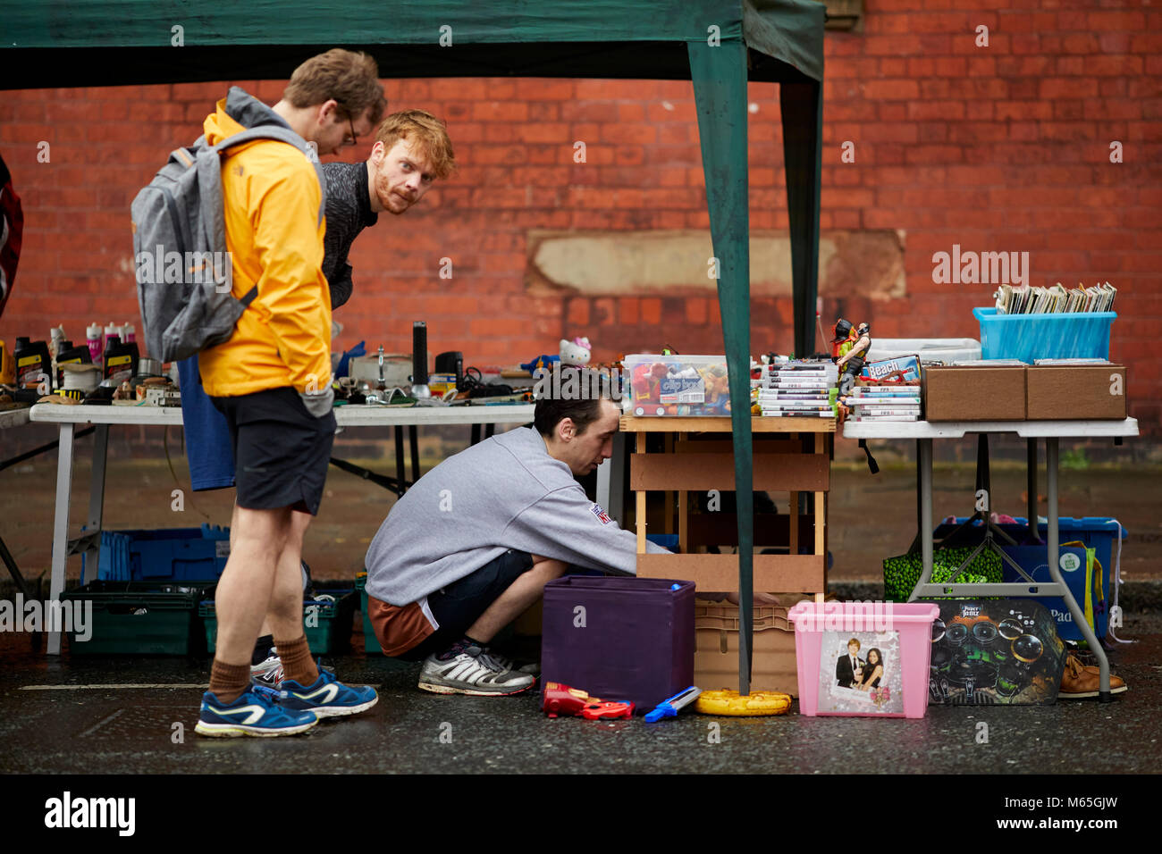 Di Liverpool Granby Street Market un Premio Turner vincente area di rigenerazione. Un piccolo bric o stile di brac bancarella vendendo i beni usati Foto Stock