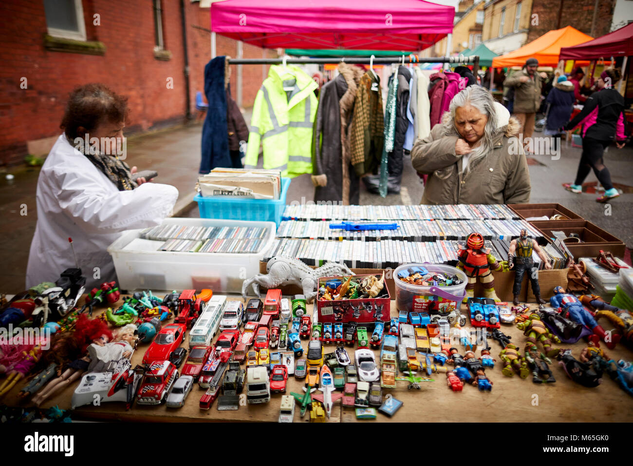 Di Liverpool Granby Street Market un Premio Turner vincente area di rigenerazione. La gente del posto la navigazione di seconda mano vestiti e giocattoli Foto Stock