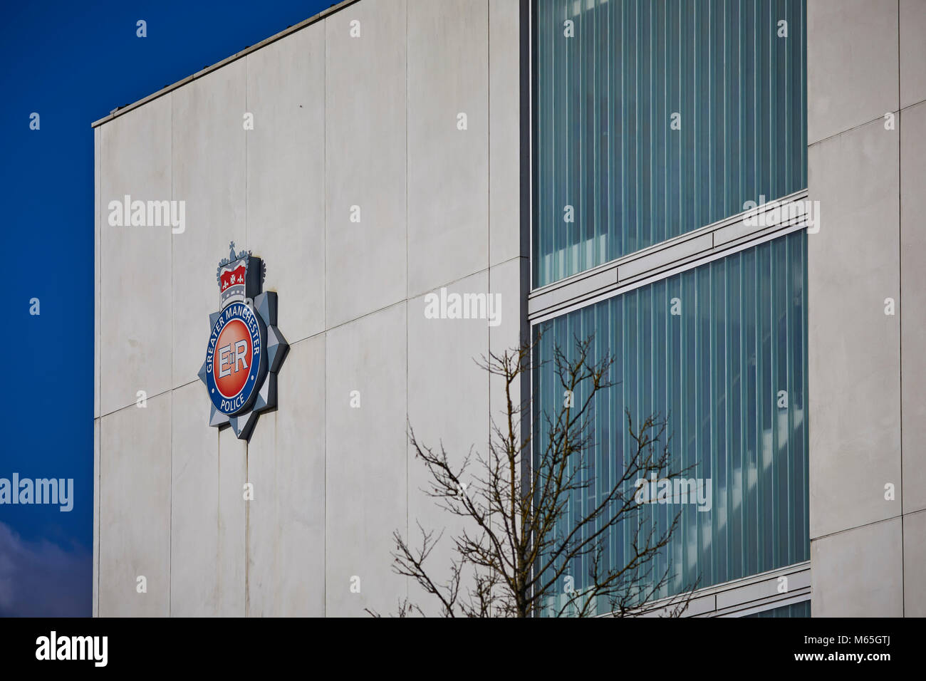 GMP - Greater Manchester police badge sul lato del parco centrale di edifici di polizia Foto Stock