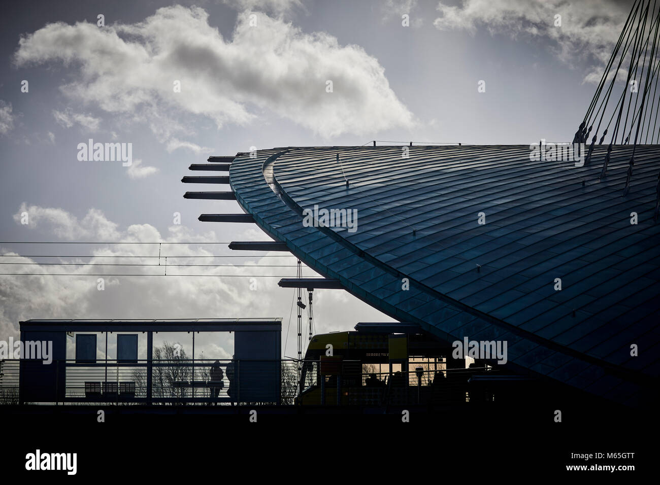 Moderno e Contemporaneo disegnato parco centrale Fermata del tram in Oldham e Rochdale linea. La tettoia progettato dagli architetti Aukett Fitzroy Robinson Foto Stock