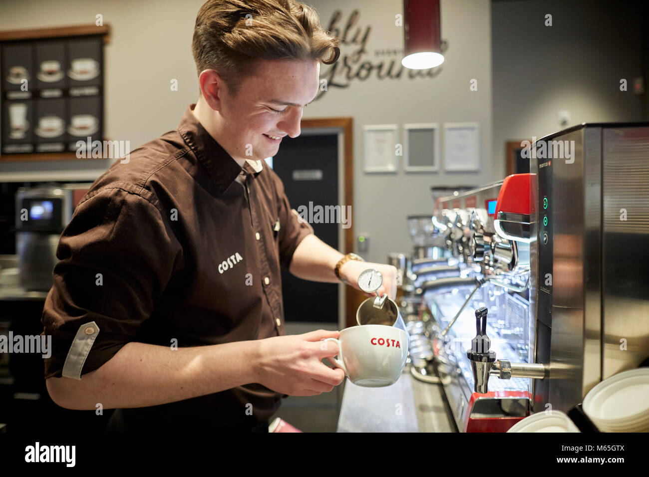 Costa Coffee shop lavoratore in negozio Foto Stock