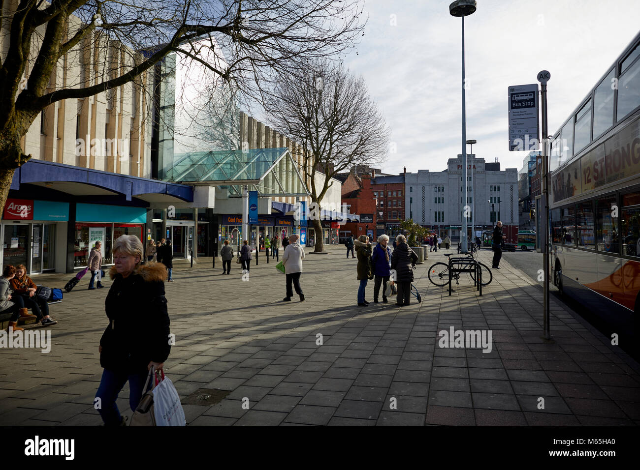 Merseyway shopping centre in Stockport su un giorno occupato Foto Stock