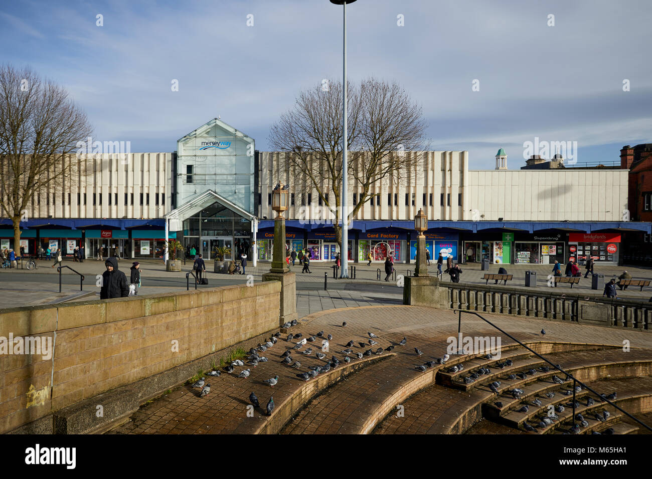 Mersey piazza con la porta di pit e il Merseyway shopping centre in background, in Stockport Foto Stock
