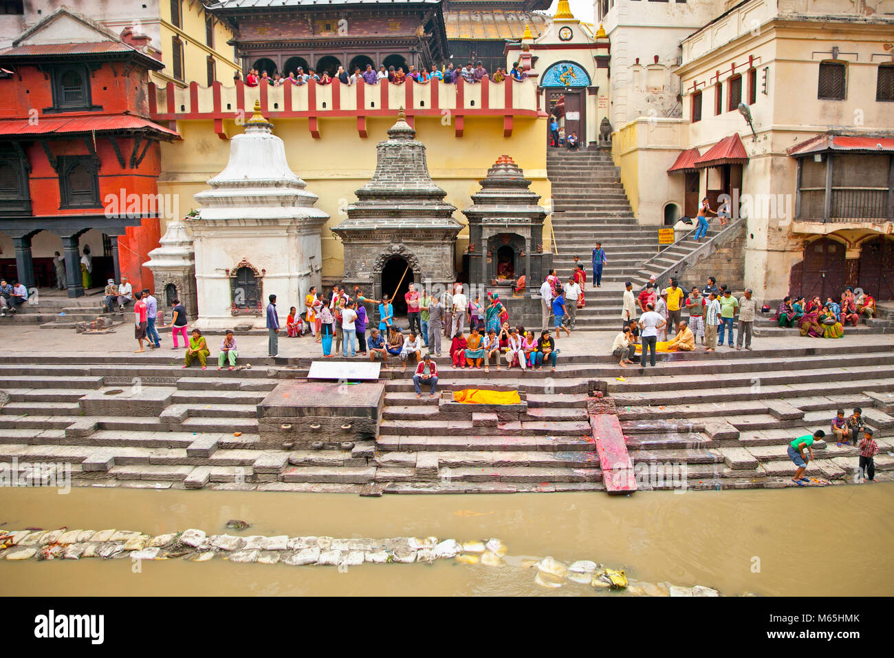 KATHMANDU, Nepal - 18 Maggio: cerimonia di cremazione lungo il sacro fiume Bagmati a Pashupatinath tempio complesso, 18 maggio 2013 a Kathmandu, Nepal. Questo è Foto Stock