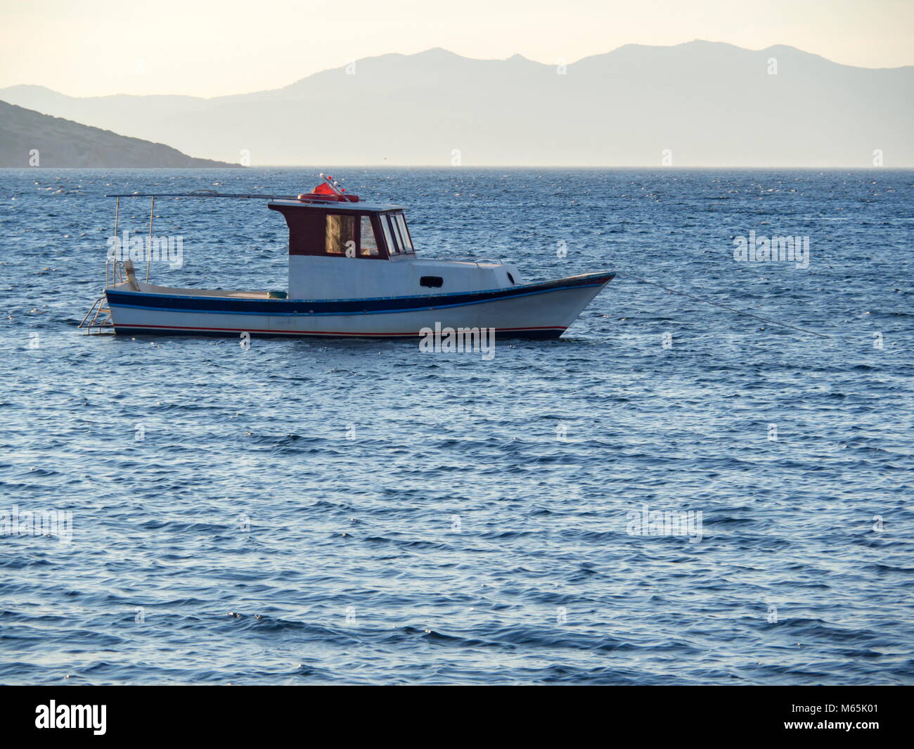 Barca a vuoto in attesa sul mare Egean Foto Stock