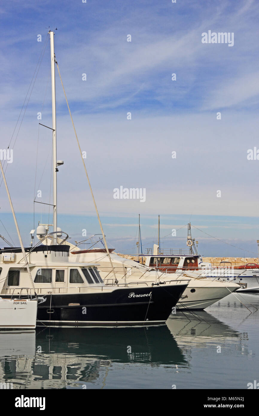 Yacht e barche ormeggiate nel porto turistico, Polis, Cipro Foto Stock