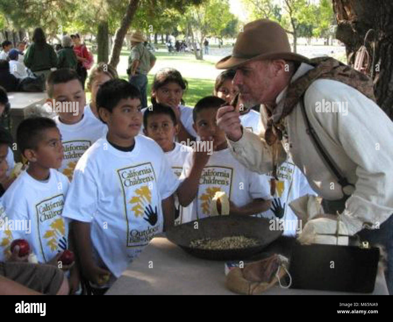I programmi di istruzione. Bambini all'aperto a Santa Fe Dam ricreazione nell'autunno del 2008 ha introdotto i bambini urbani all'esterno. Foto Stock