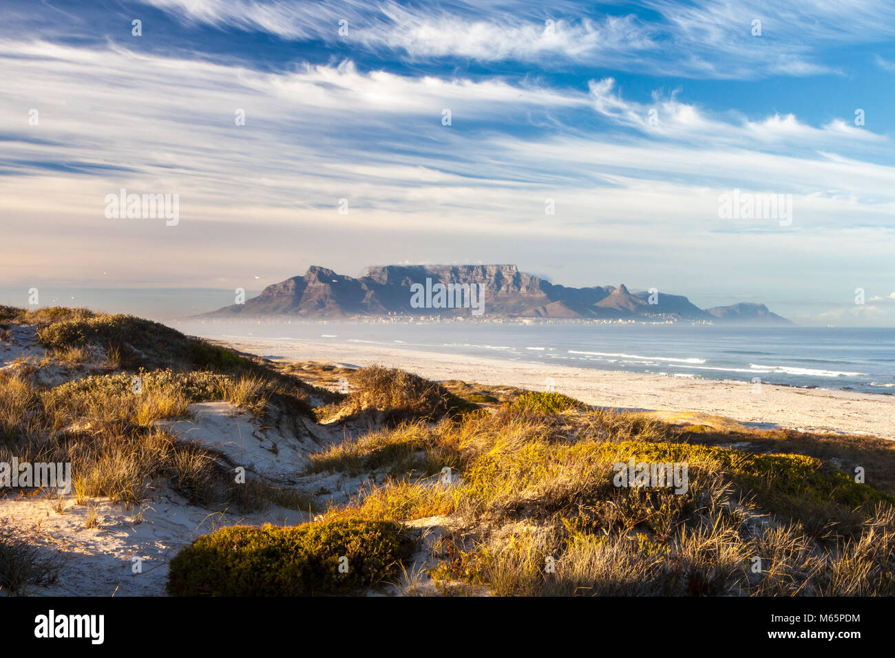 Vista panoramica della montagna della tavola a Città del Capo in Sud Africa da blouberg Foto Stock