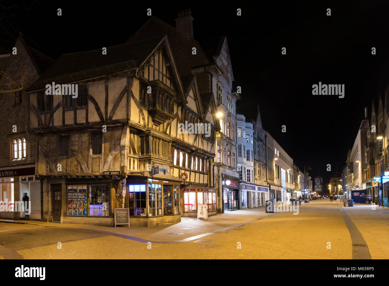 Nel XIV secolo in edificio con travi di legno sul Cornmarket Street di notte. Oxford, Oxfordshire, Inghilterra Foto Stock