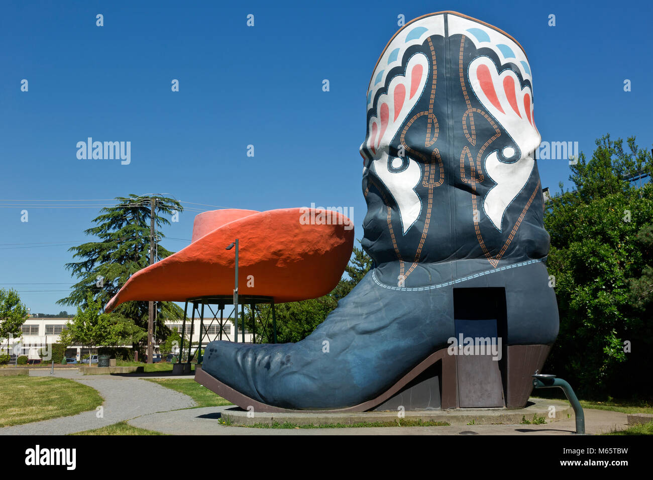 WA13771-00...WASHINGTON - lo storico Hat 'n' Boots, un tempo parte di una popolare stazione di servizio a tema, ora a Oxbow Park, Seattle. 2017 Foto Stock